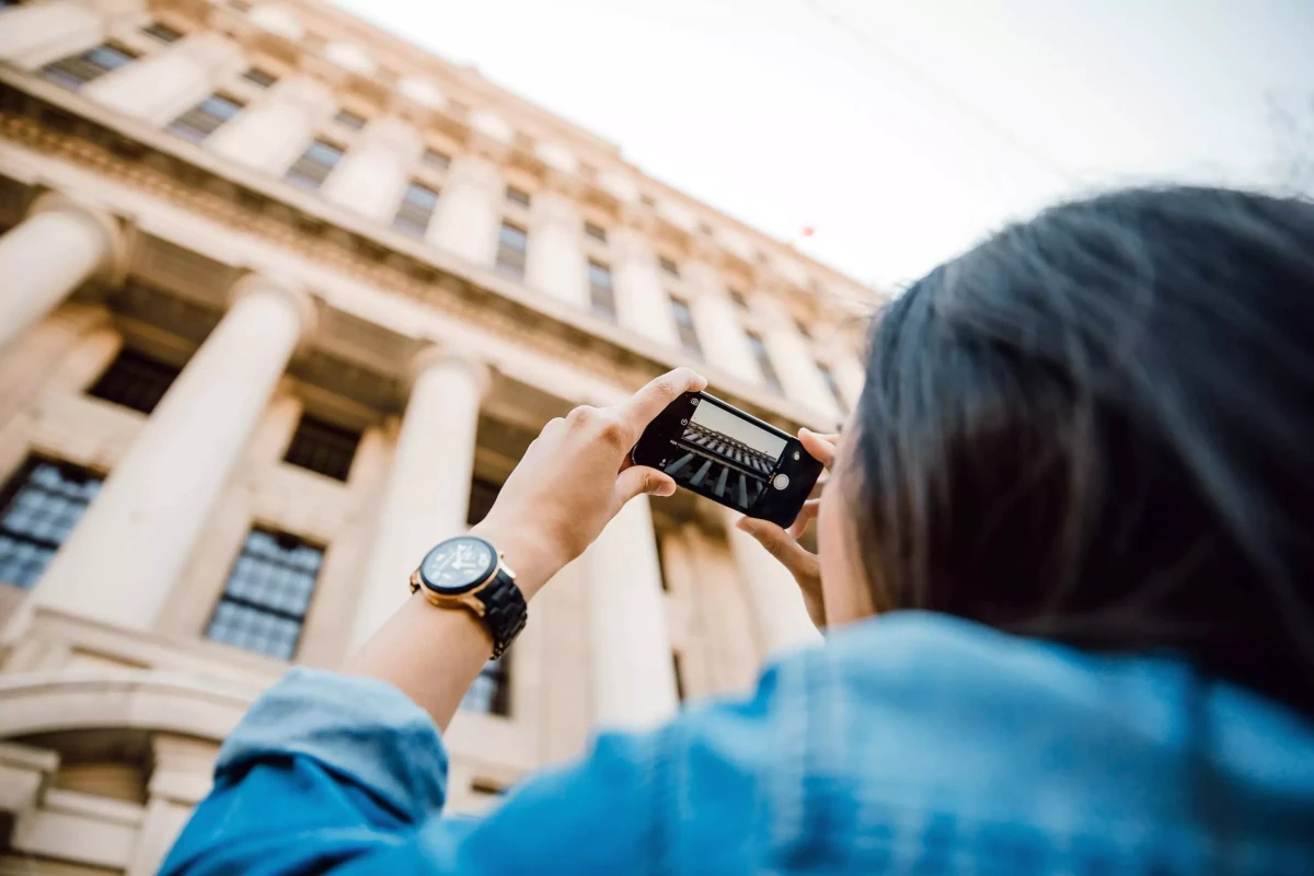 Turista tirando foto de um prédio